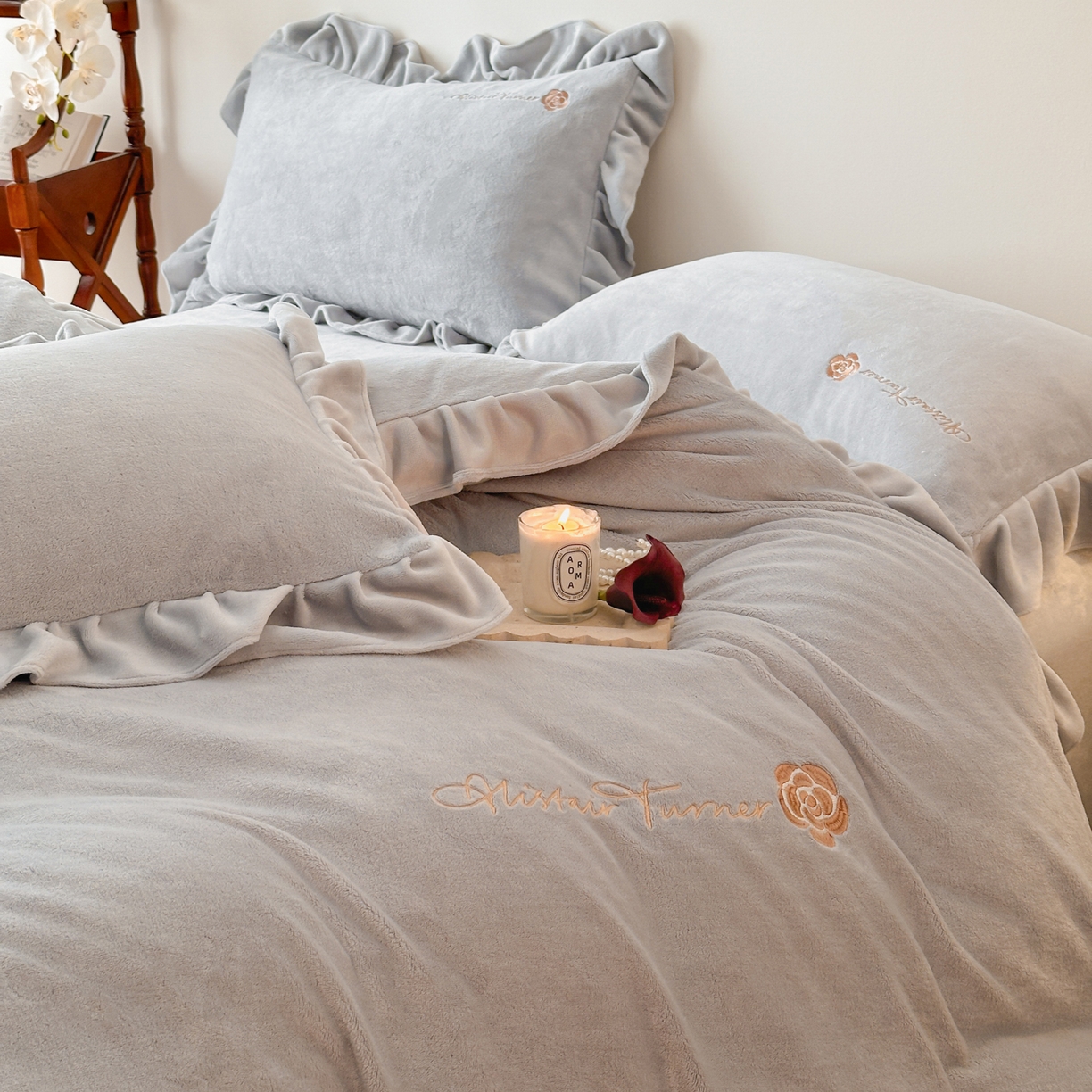 91家纺网 家纺一手货源 找家纺 花满路 2025新款亲肤舒适绒四件套-山茶花系列 山茶花-灰