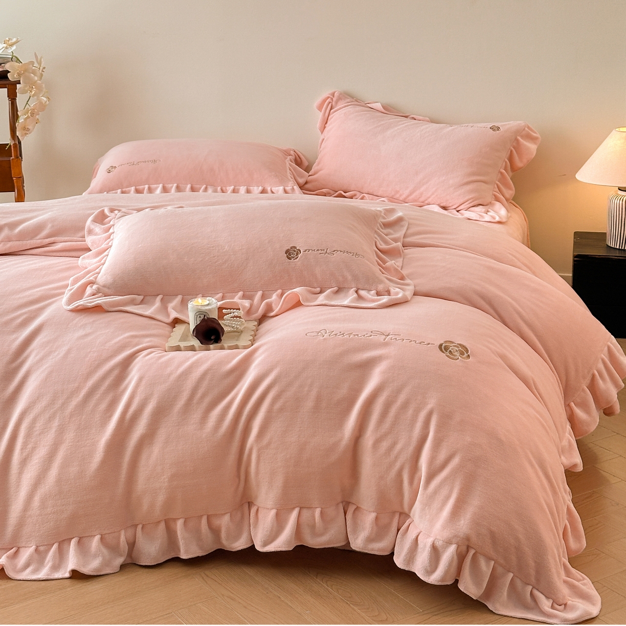 91家纺网 家纺一手货源 找家纺 花满路 2025新款亲肤舒适绒四件套-山茶花系列 山茶花-粉