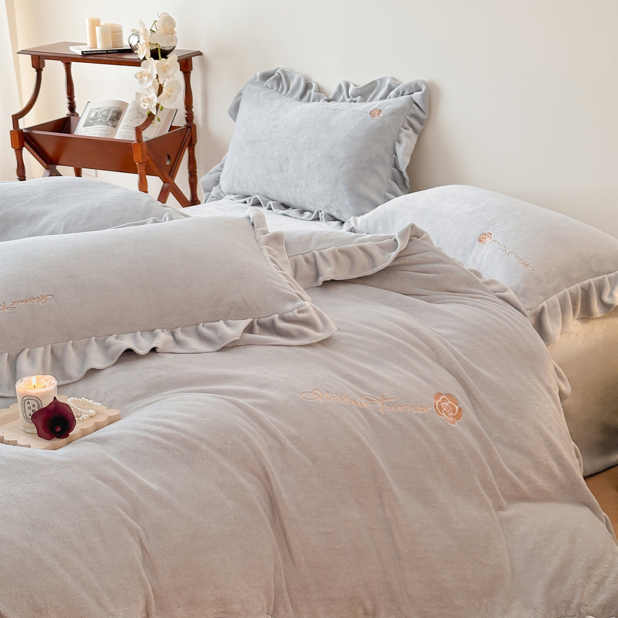 91家纺网 家纺一手货源 找家纺 花满路 2025新款亲肤舒适绒四件套-山茶花系列 山茶花-灰