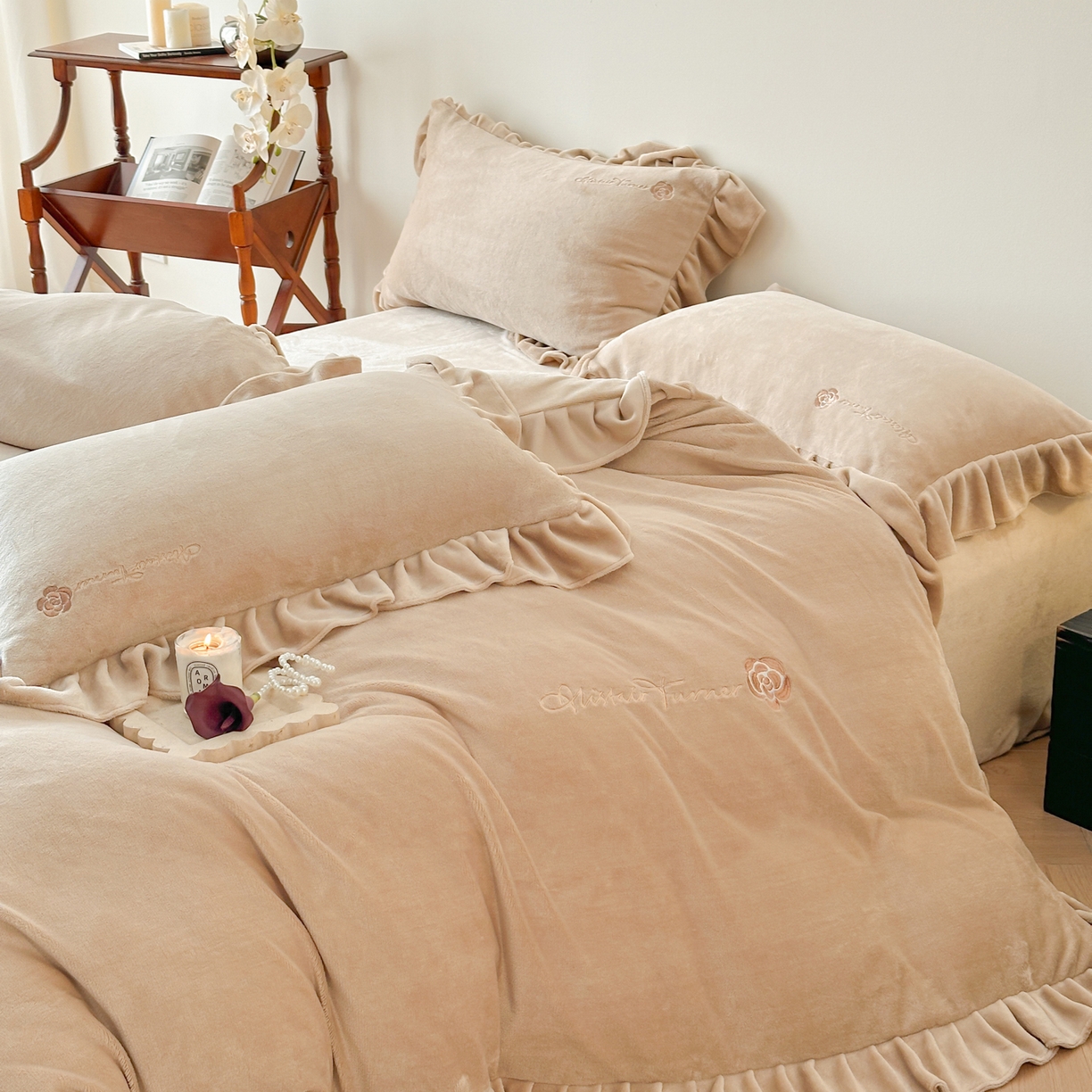 91家纺网 家纺一手货源 找家纺 花满路 2025新款亲肤舒适绒四件套-山茶花系列 山茶花-咖