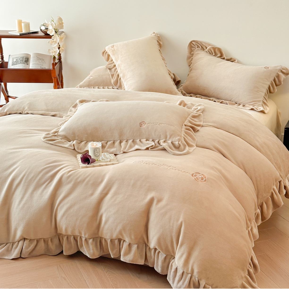 91家纺网 家纺一手货源 找家纺 花满路 2025新款亲肤舒适绒四件套-山茶花系列 山茶花-咖