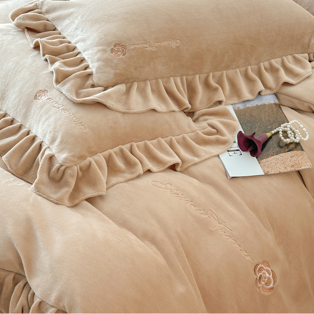 91家纺网 家纺一手货源 找家纺 花满路 2025新款亲肤舒适绒四件套-山茶花系列 山茶花-咖