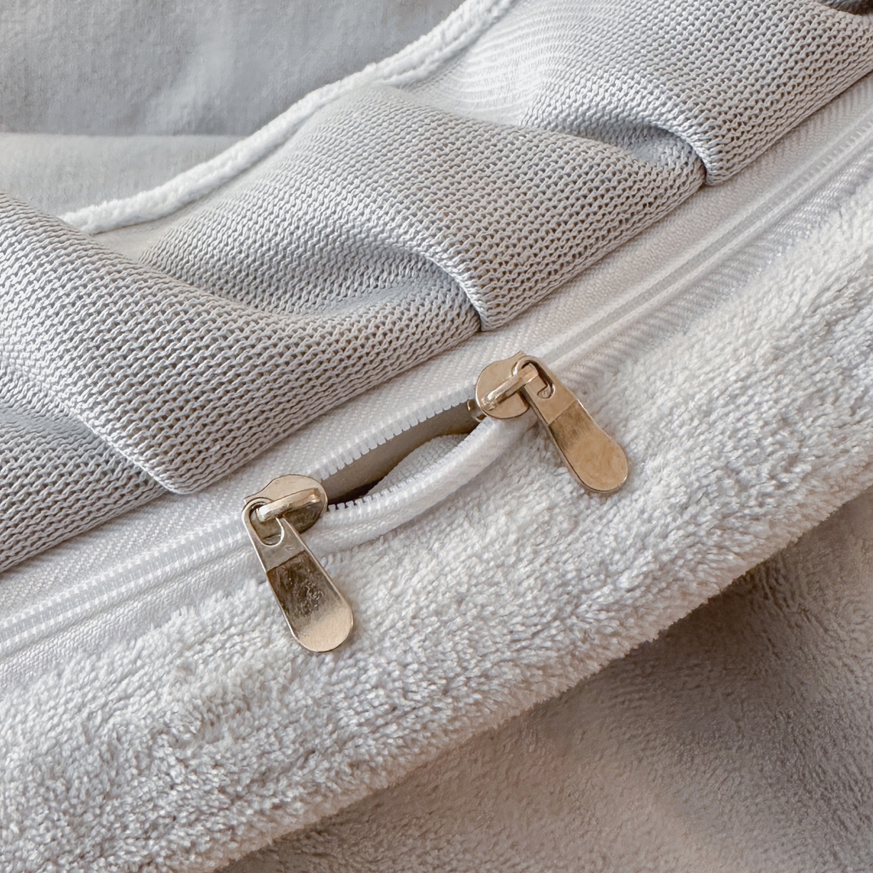 91家纺网 家纺一手货源 找家纺 花满路 2025新款亲肤舒适绒四件套-山茶花系列 山茶花-灰