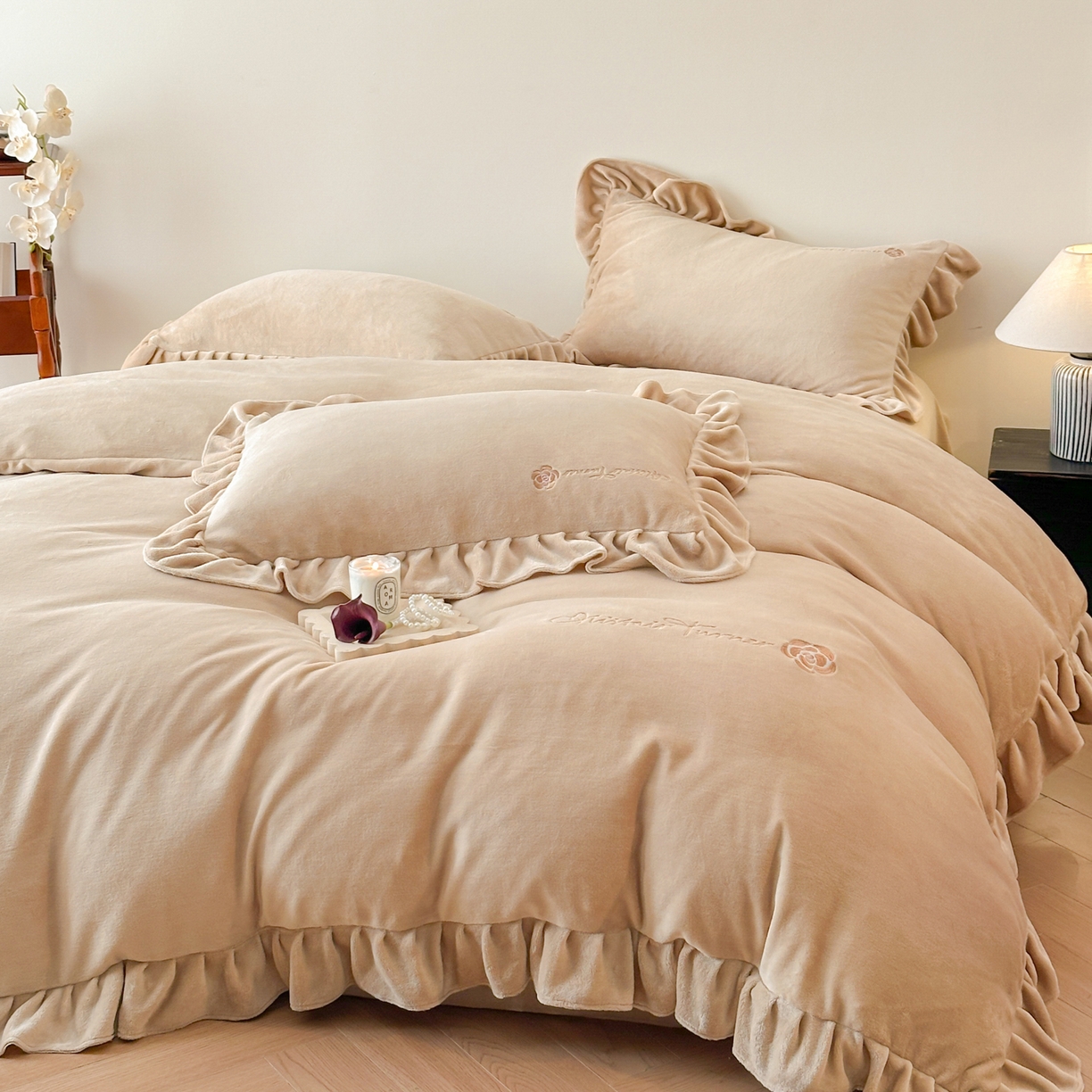 91家纺网 家纺一手货源 找家纺 花满路 2025新款亲肤舒适绒四件套-山茶花系列 山茶花-咖