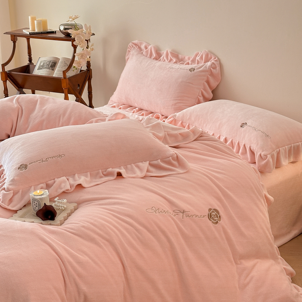 91家纺网 家纺一手货源 找家纺 （总）花满路 2025新款亲肤舒适绒四件套-山茶花系列