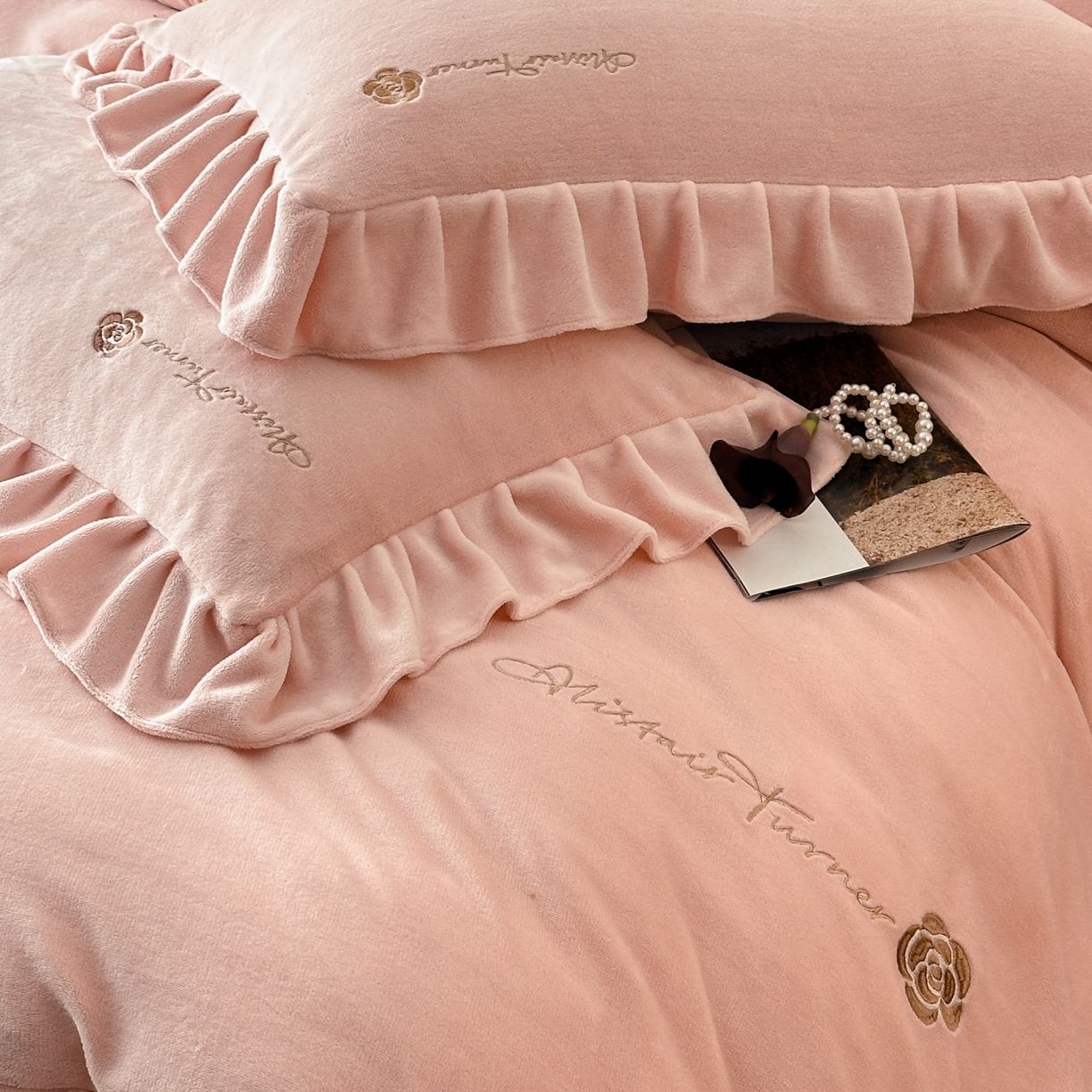 91家纺网 家纺一手货源 找家纺 （总）花满路 2025新款亲肤舒适绒四件套-山茶花系列