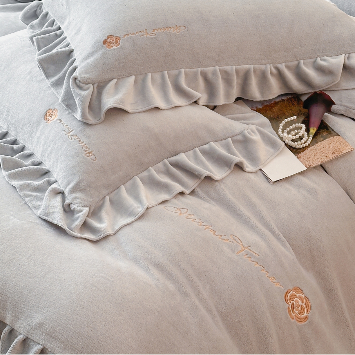 91家纺网 家纺一手货源 找家纺 花满路 2025新款亲肤舒适绒四件套-山茶花系列 山茶花-灰