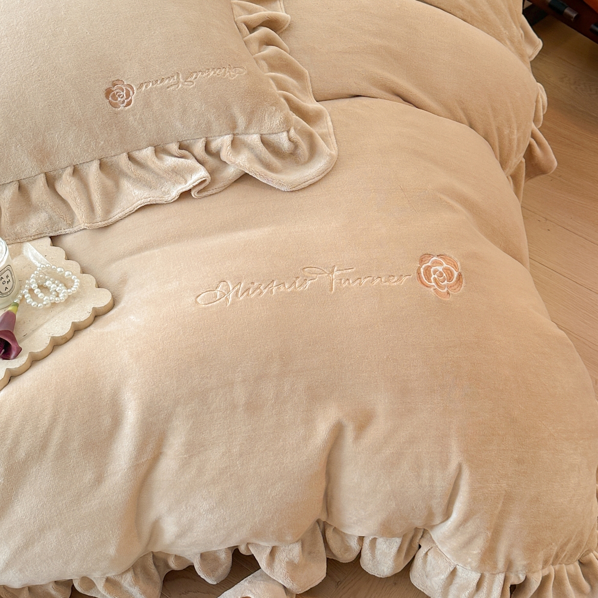 91家纺网 家纺一手货源 找家纺 花满路 2025新款亲肤舒适绒四件套-山茶花系列 山茶花-咖