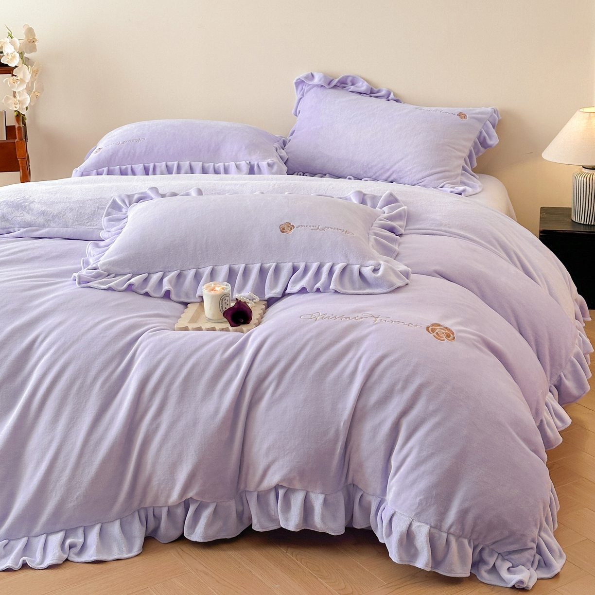 91家纺网 家纺一手货源 找家纺 花满路 2025新款亲肤舒适绒四件套-山茶花系列 山茶花-紫