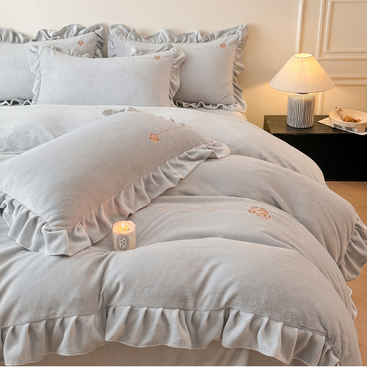 91家纺网 家纺一手货源 找家纺 花满路 2025新款亲肤舒适绒四件套-山茶花系列 山茶花-灰