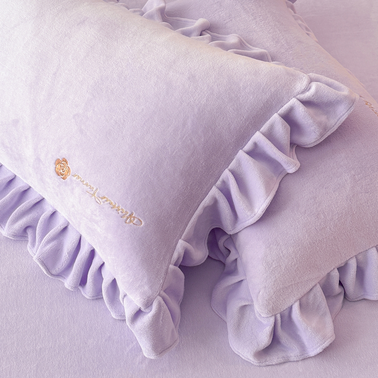 91家纺网 家纺一手货源 找家纺 花满路 2025新款亲肤舒适绒四件套-山茶花系列 山茶花-紫