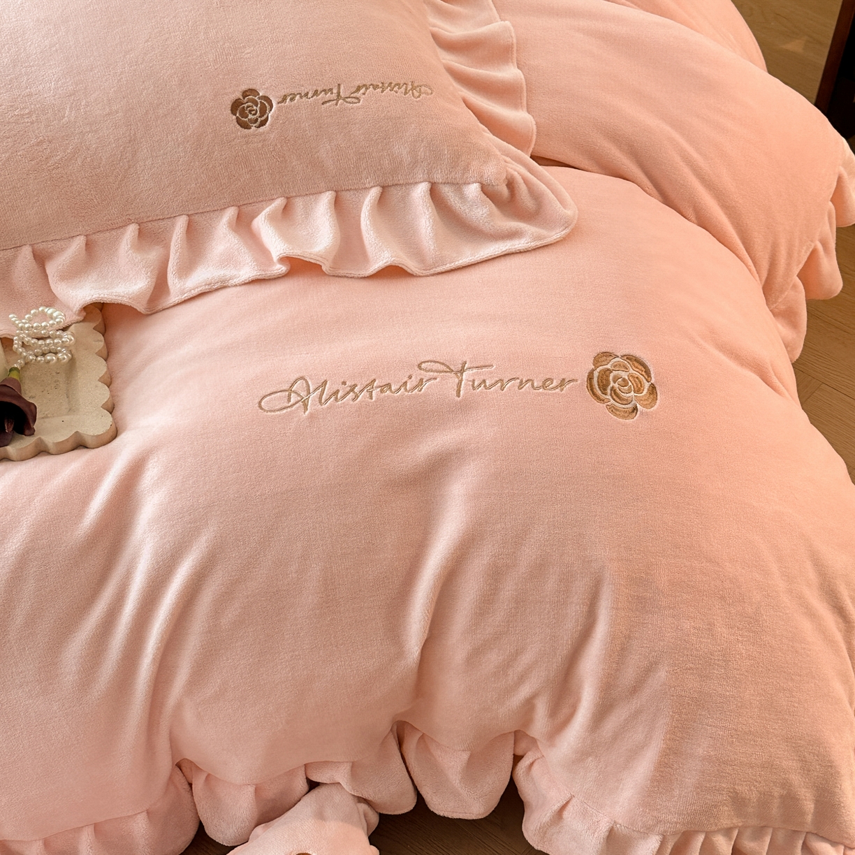 91家纺网 家纺一手货源 找家纺 （总）花满路 2025新款亲肤舒适绒四件套-山茶花系列