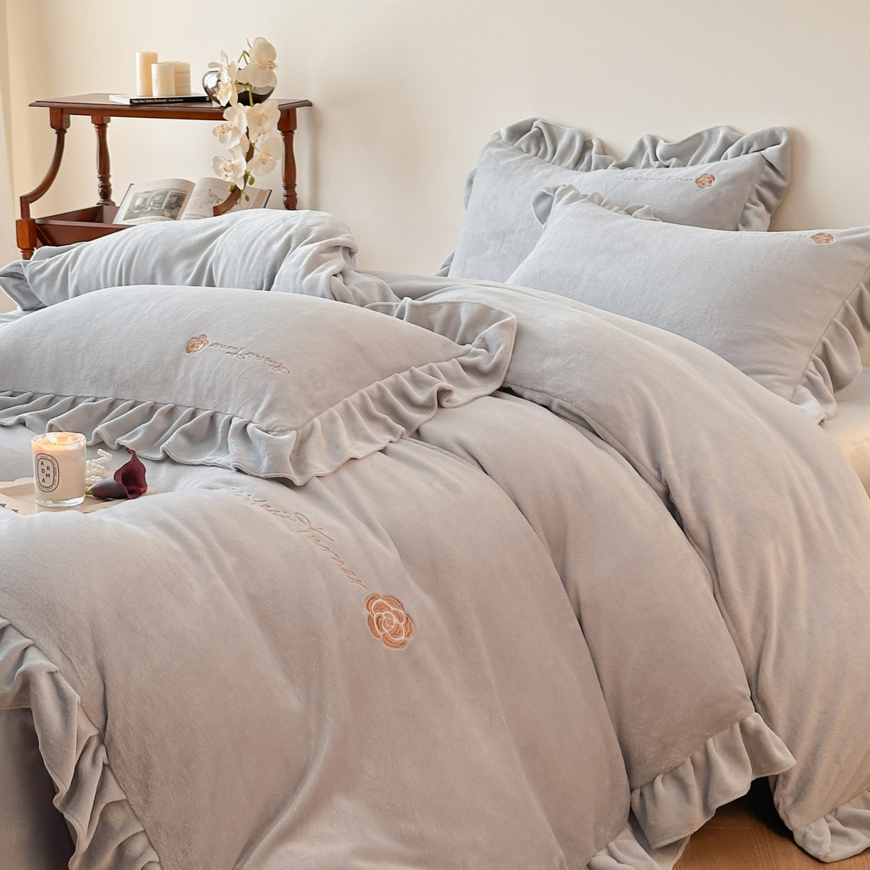 91家纺网 家纺一手货源 找家纺 花满路 2025新款亲肤舒适绒四件套-山茶花系列 山茶花-灰