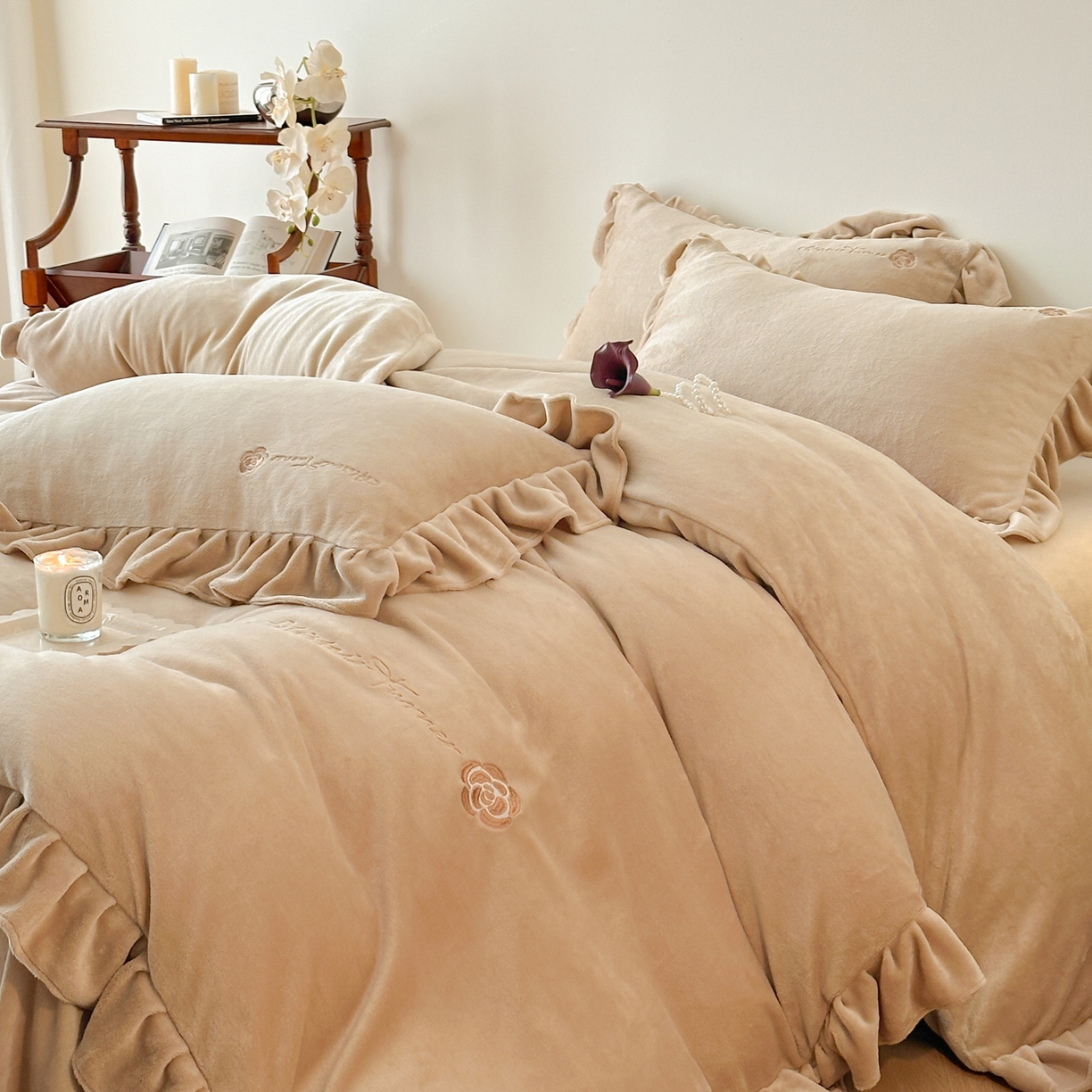 91家纺网 家纺一手货源 找家纺 花满路 2025新款亲肤舒适绒四件套-山茶花系列 山茶花-咖