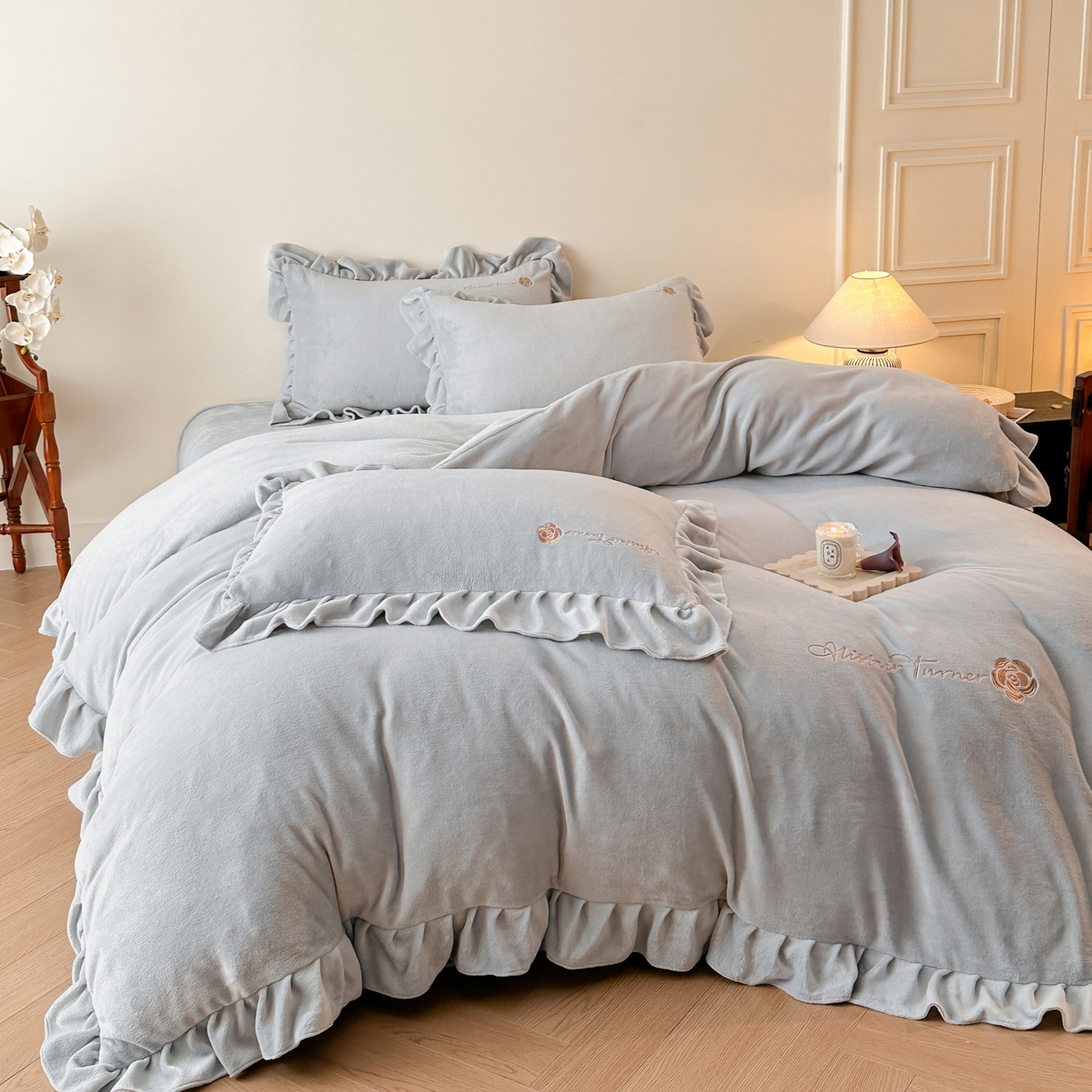 91家纺网 家纺一手货源 找家纺 花满路 2025新款亲肤舒适绒四件套-山茶花系列 山茶花-灰