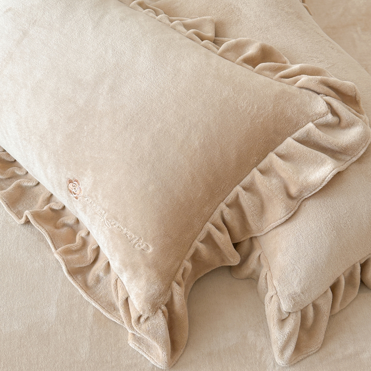 91家纺网 家纺一手货源 找家纺 花满路 2025新款亲肤舒适绒四件套-山茶花系列 山茶花-咖