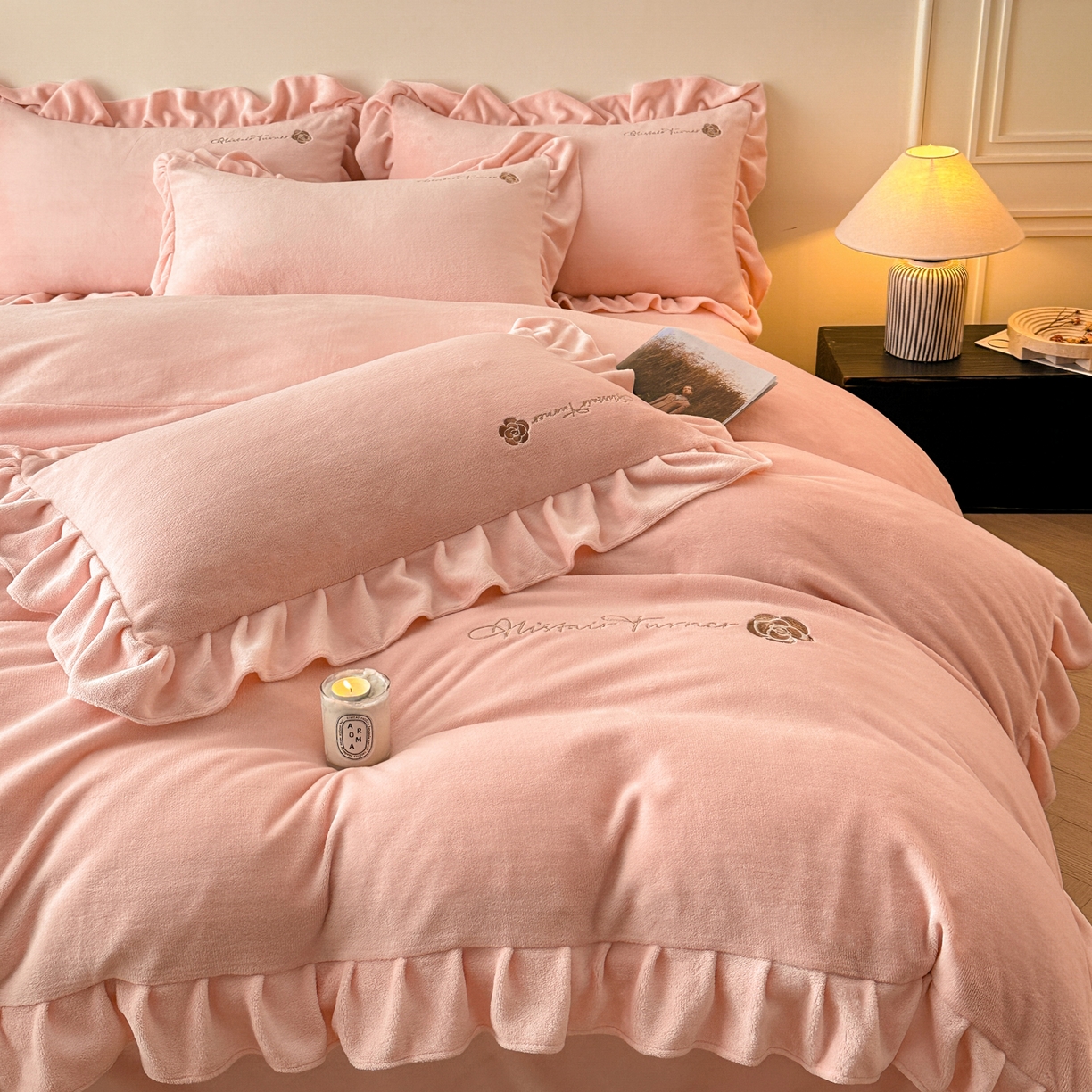 91家纺网 家纺一手货源 找家纺 （总）花满路 2025新款亲肤舒适绒四件套-山茶花系列