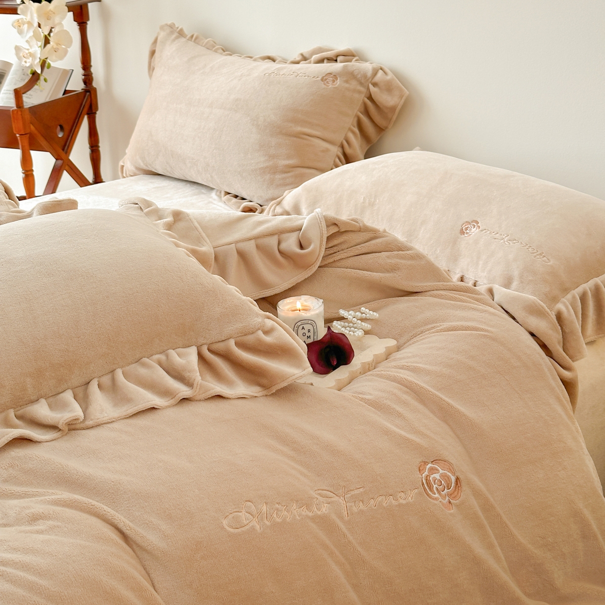 91家纺网 家纺一手货源 找家纺 花满路 2025新款亲肤舒适绒四件套-山茶花系列 山茶花-咖