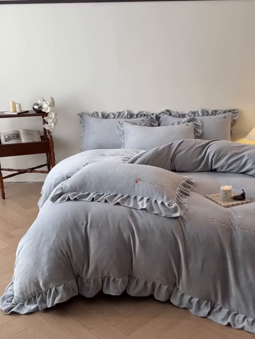 91家纺网 家纺一手货源 找家纺 花满路 2025新款亲肤舒适绒四件套-山茶花系列 山茶花-灰