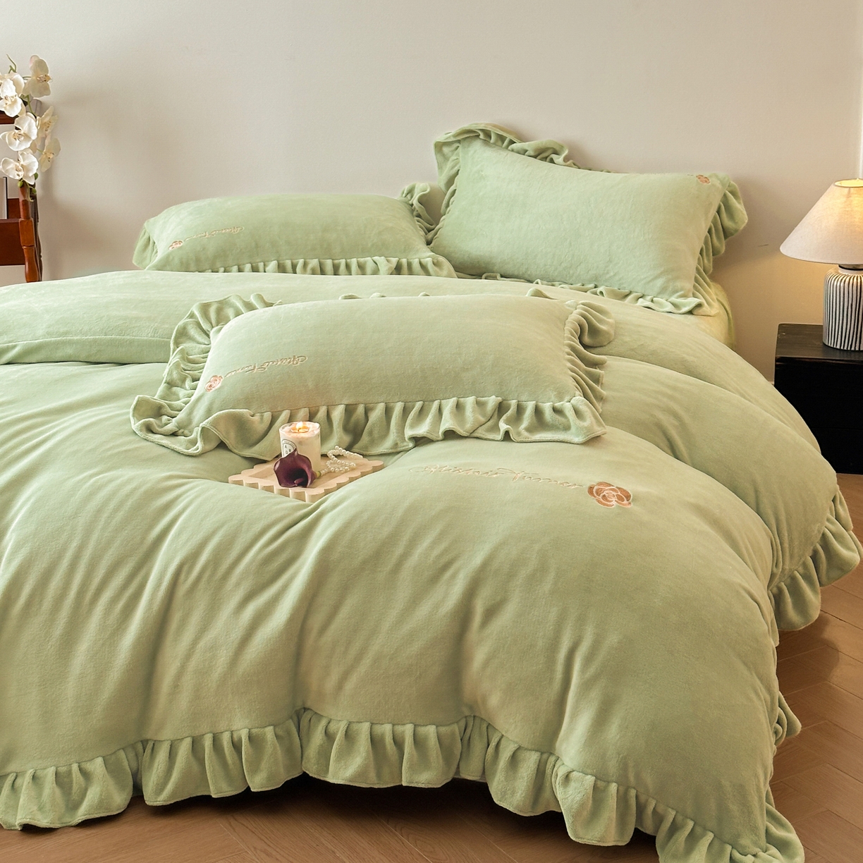 91家纺网 家纺一手货源 找家纺 花满路 2025新款亲肤舒适绒四件套-山茶花系列 山茶花-绿