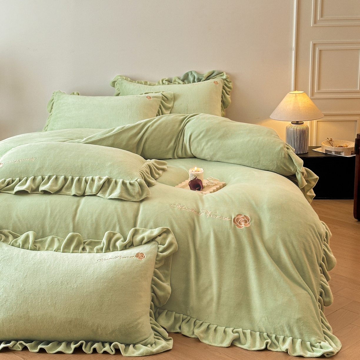 91家纺网 家纺一手货源 找家纺 花满路 2025新款亲肤舒适绒四件套-山茶花系列 山茶花-绿