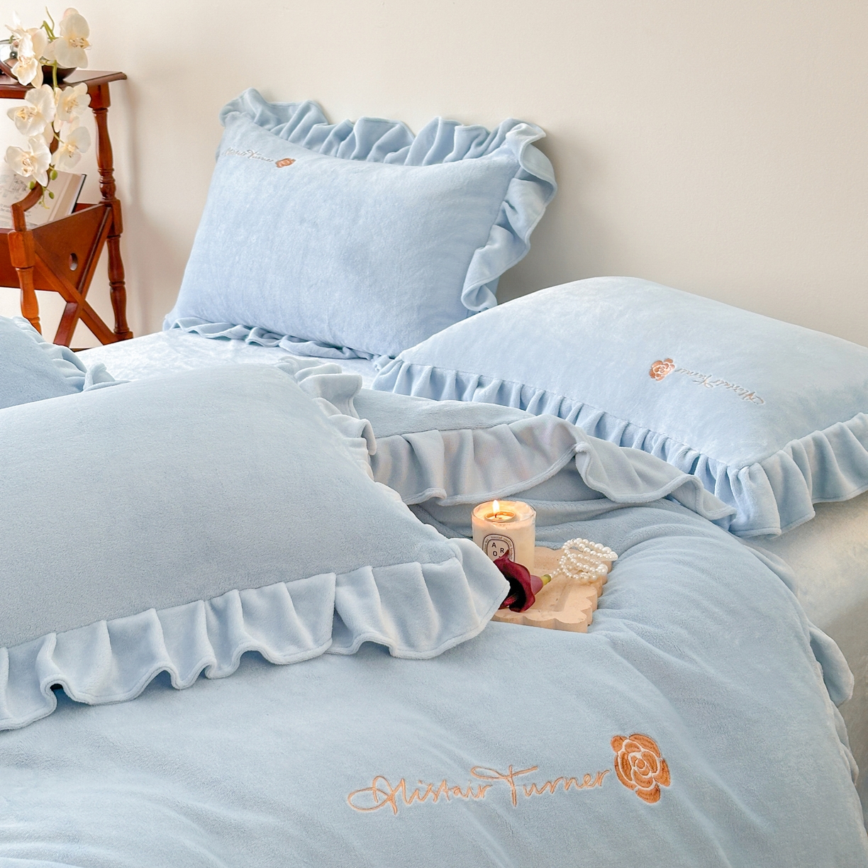 91家纺网 家纺一手货源 找家纺 花满路 2025新款亲肤舒适绒四件套-山茶花系列 山茶花-蓝