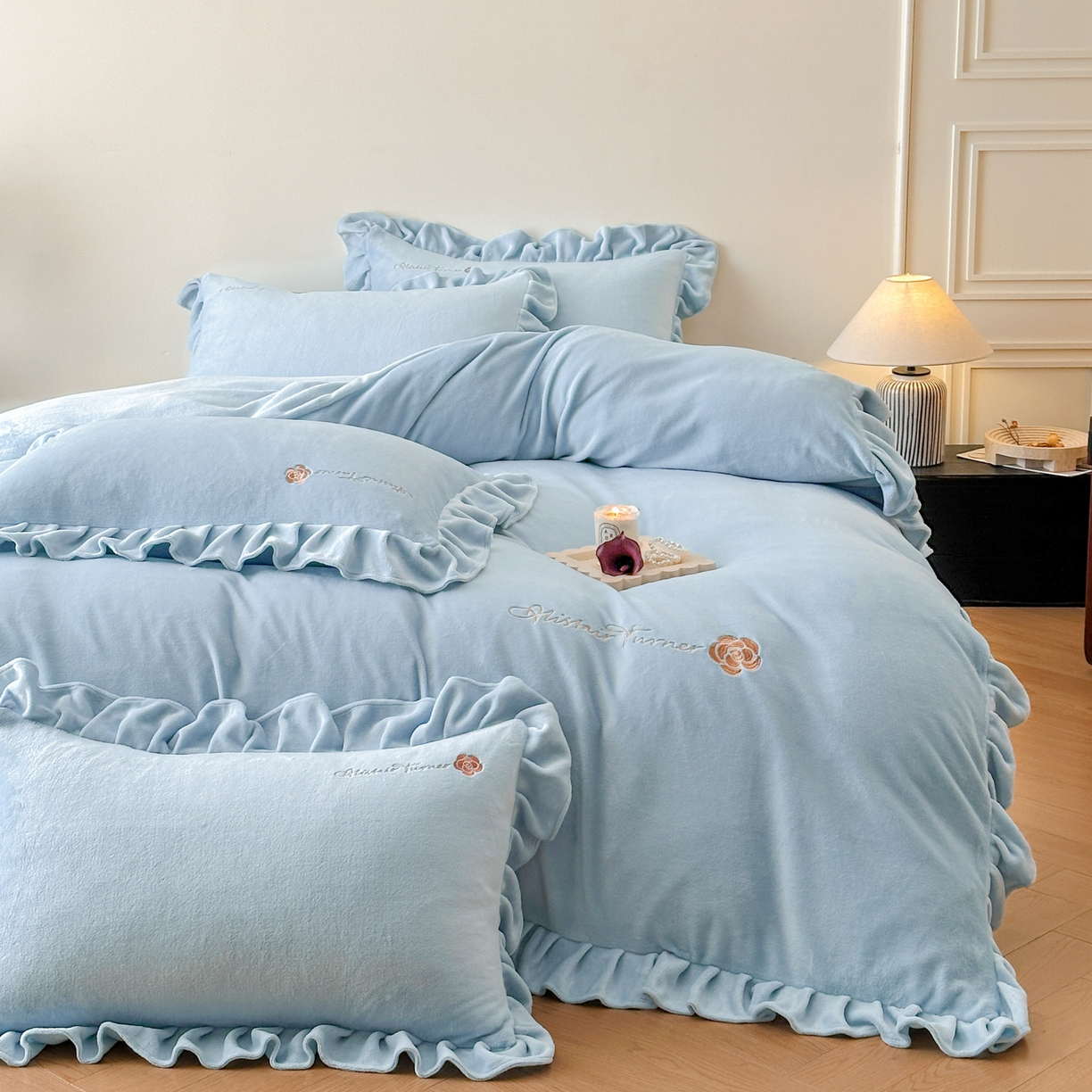 91家纺网 家纺一手货源 找家纺 花满路 2025新款亲肤舒适绒四件套-山茶花系列 山茶花-蓝