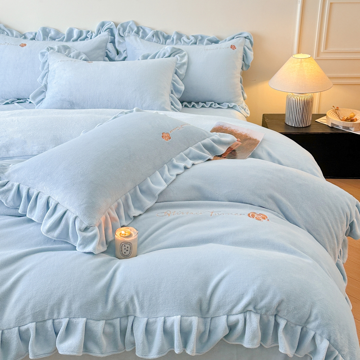 91家纺网 家纺一手货源 找家纺 花满路 2025新款亲肤舒适绒四件套-山茶花系列 山茶花-蓝