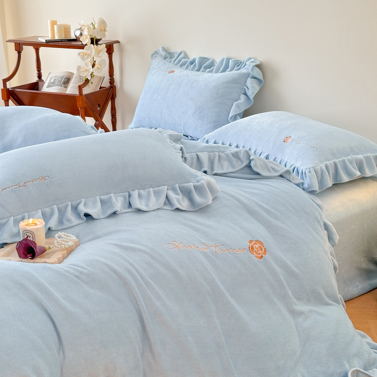 91家纺网 家纺一手货源 找家纺 花满路 2025新款亲肤舒适绒四件套-山茶花系列 山茶花-蓝