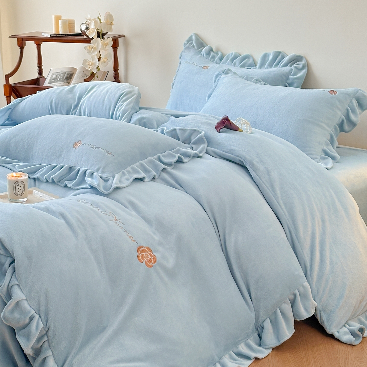 91家纺网 家纺一手货源 找家纺 花满路 2025新款亲肤舒适绒四件套-山茶花系列 山茶花-蓝