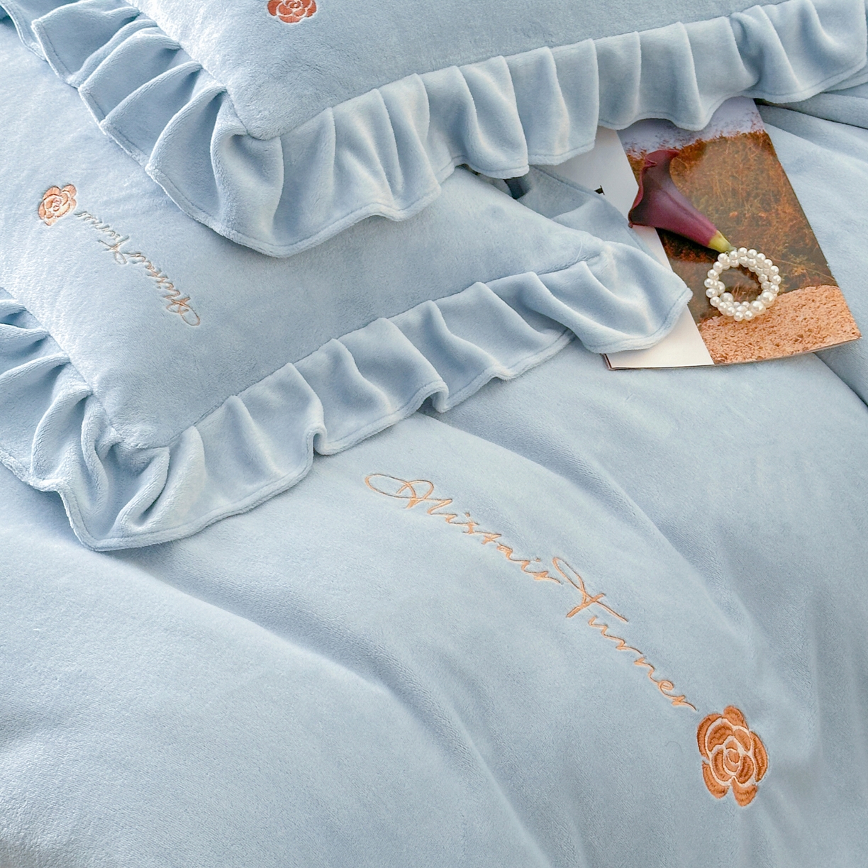 91家纺网 家纺一手货源 找家纺 花满路 2025新款亲肤舒适绒四件套-山茶花系列 山茶花-蓝