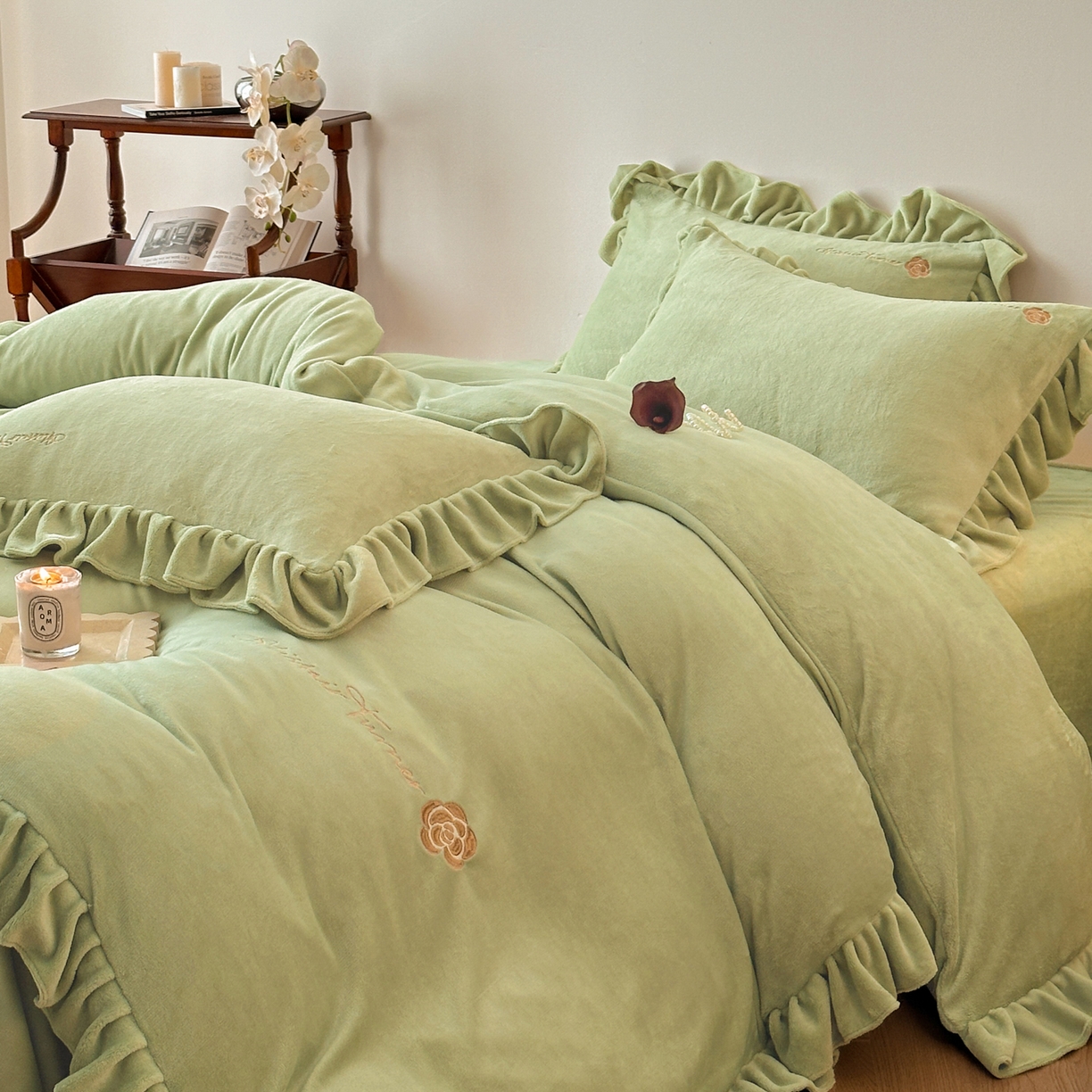 91家纺网 家纺一手货源 找家纺 花满路 2025新款亲肤舒适绒四件套-山茶花系列 山茶花-绿