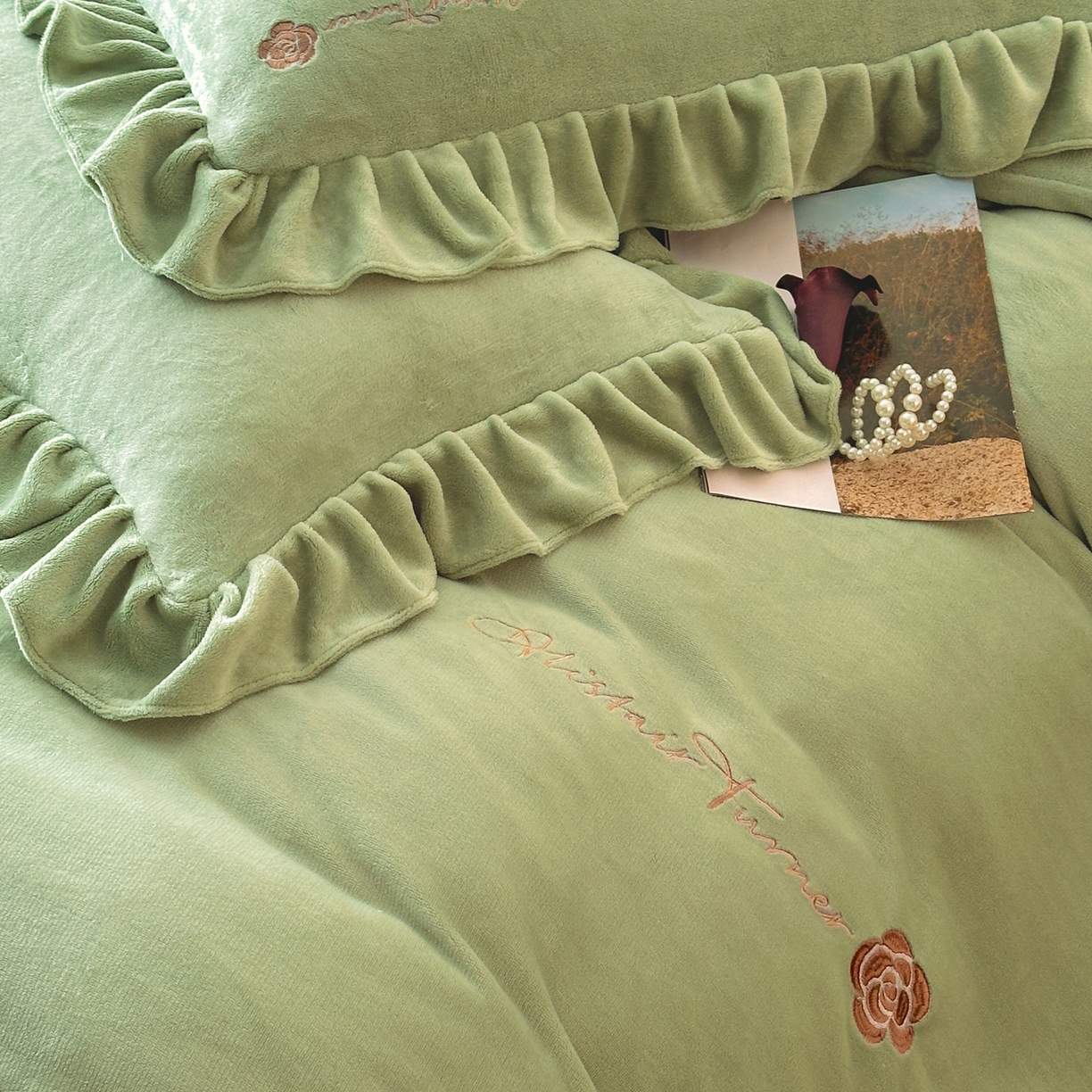 91家纺网 家纺一手货源 找家纺 花满路 2025新款亲肤舒适绒四件套-山茶花系列 山茶花-绿