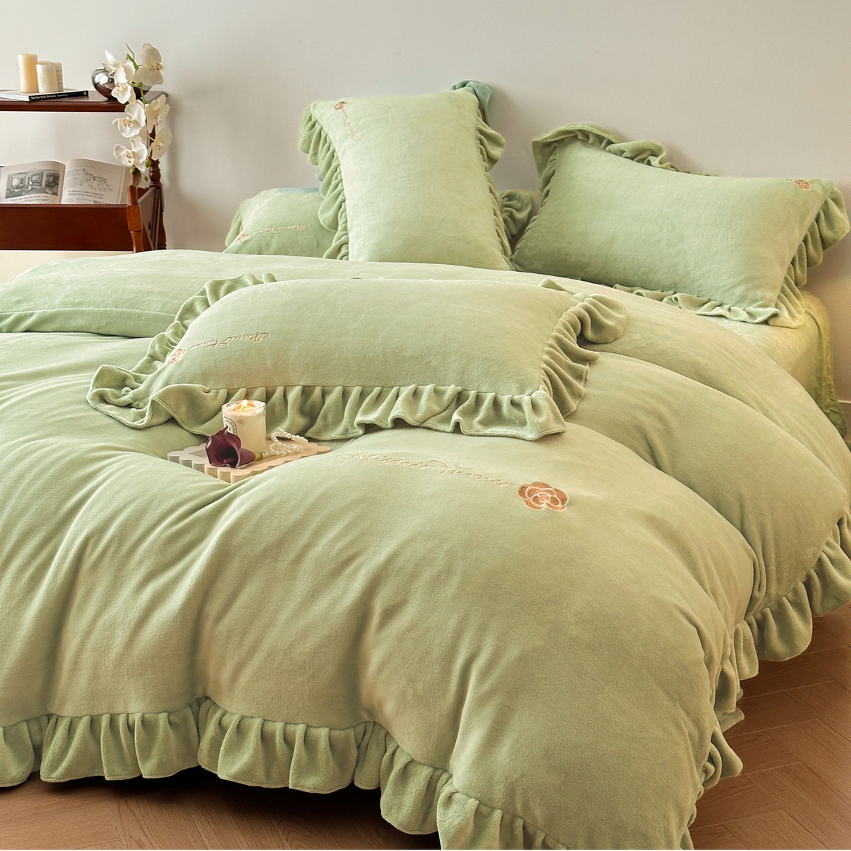 91家纺网 家纺一手货源 找家纺 花满路 2025新款亲肤舒适绒四件套-山茶花系列 山茶花-绿