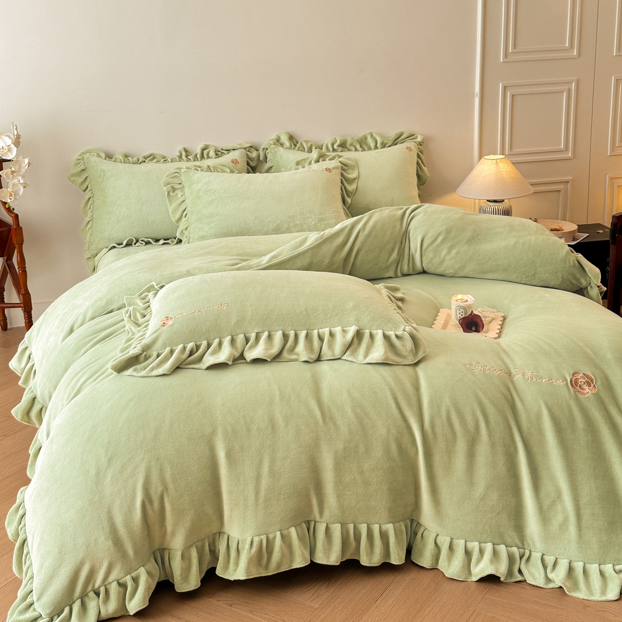 91家纺网 家纺一手货源 找家纺 花满路 2025新款亲肤舒适绒四件套-山茶花系列 山茶花-绿