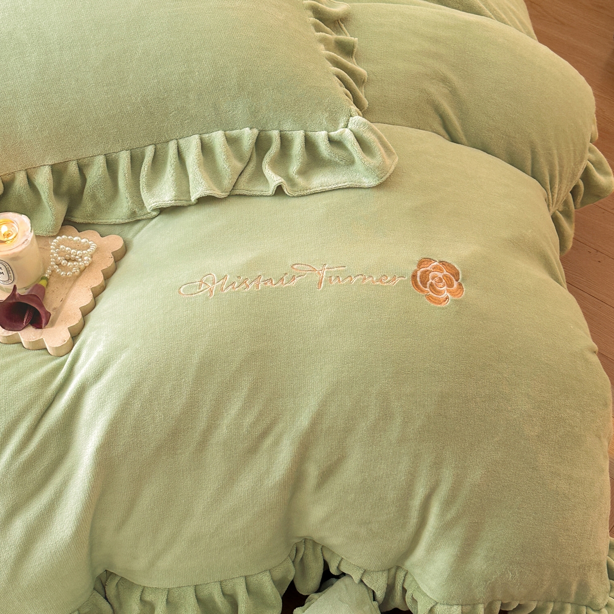 91家纺网 家纺一手货源 找家纺 花满路 2025新款亲肤舒适绒四件套-山茶花系列 山茶花-绿