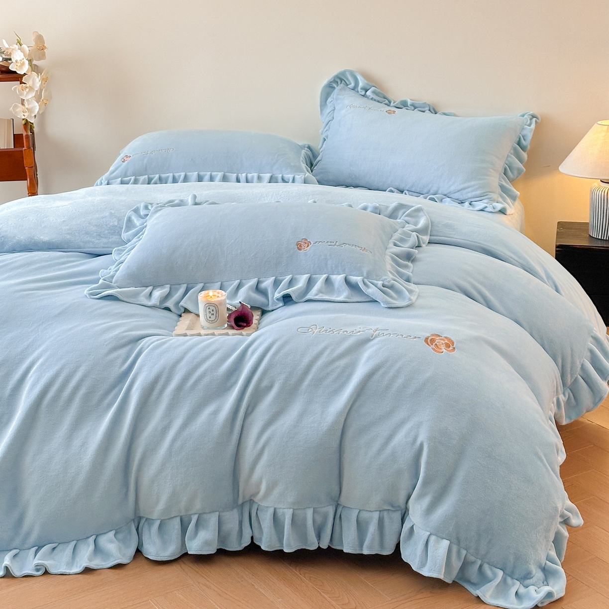 91家纺网 家纺一手货源 找家纺 花满路 2025新款亲肤舒适绒四件套-山茶花系列 山茶花-蓝