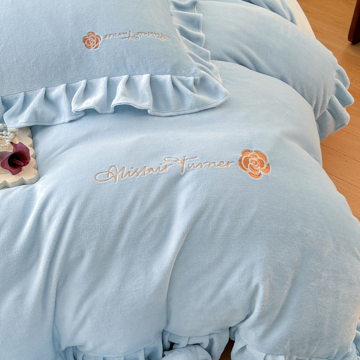 91家纺网 家纺一手货源 找家纺 花满路 2025新款亲肤舒适绒四件套-山茶花系列 山茶花-蓝