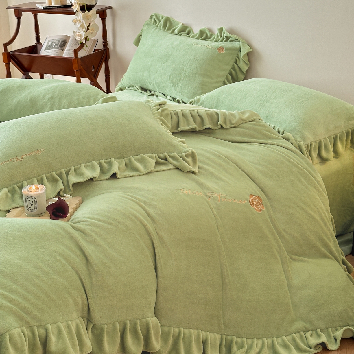 91家纺网 家纺一手货源 找家纺 花满路 2025新款亲肤舒适绒四件套-山茶花系列 山茶花-绿