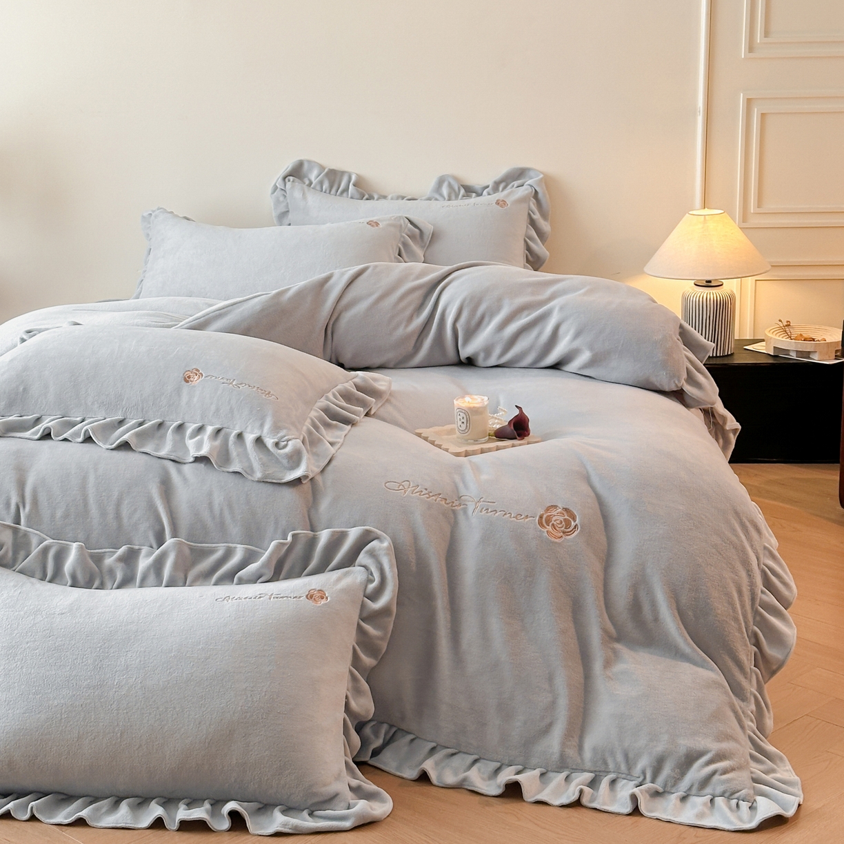 91家纺网 家纺一手货源 找家纺 花满路 2025新款亲肤舒适绒四件套-山茶花系列 山茶花-灰