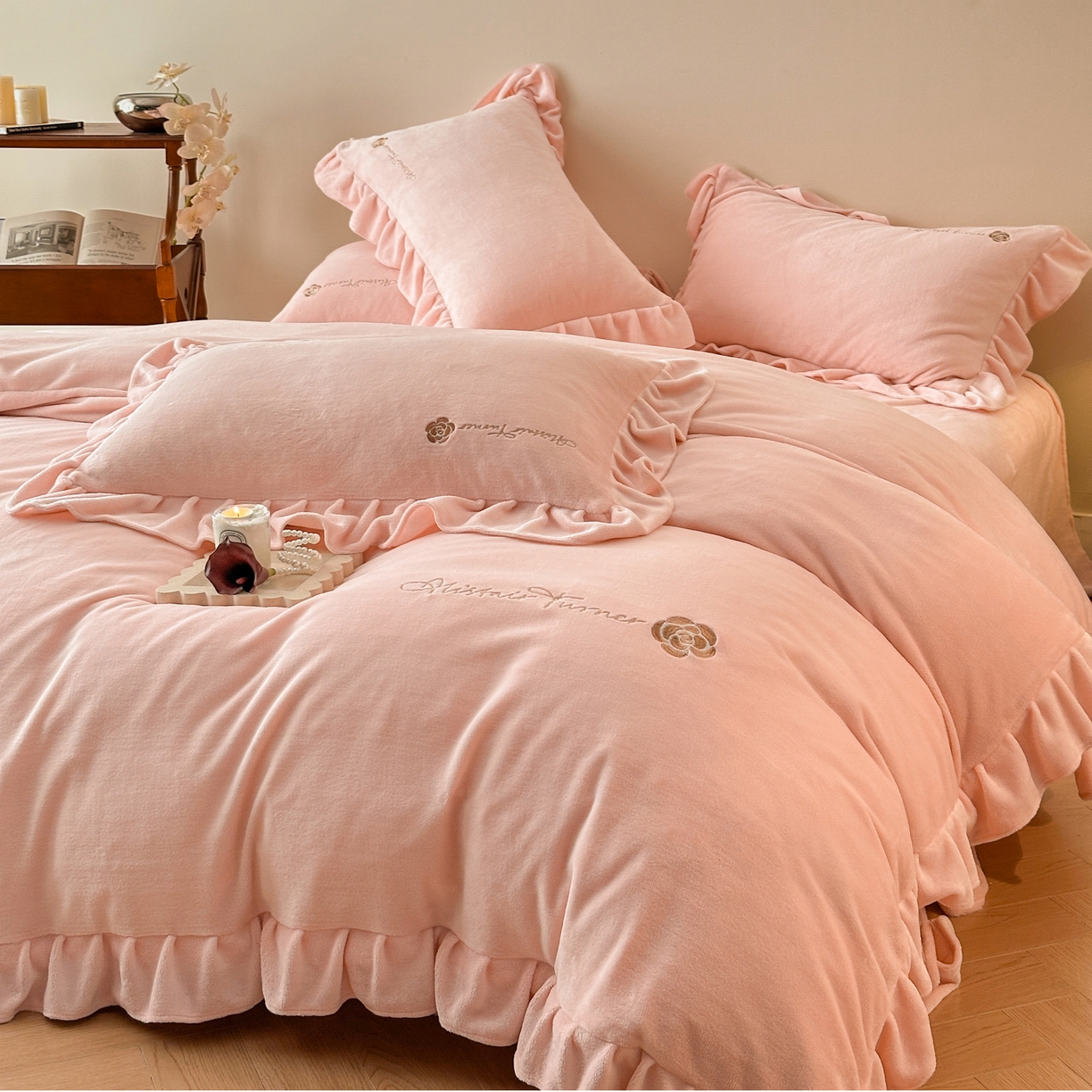 91家纺网 家纺一手货源 找家纺 （总）花满路 2025新款亲肤舒适绒四件套-山茶花系列