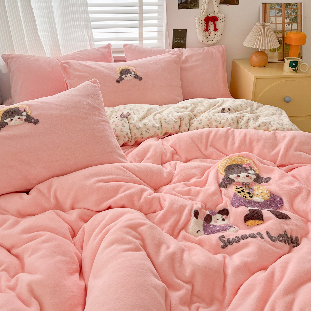 91家纺网 家纺一手货源 找家纺 典曼家纺 2025新款卡通毛巾绣四件套 花田女孩