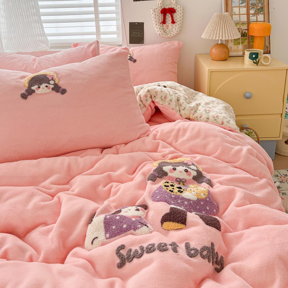 91家纺网 家纺一手货源 找家纺 典曼家纺 2025新款卡通毛巾绣四件套 花田女孩