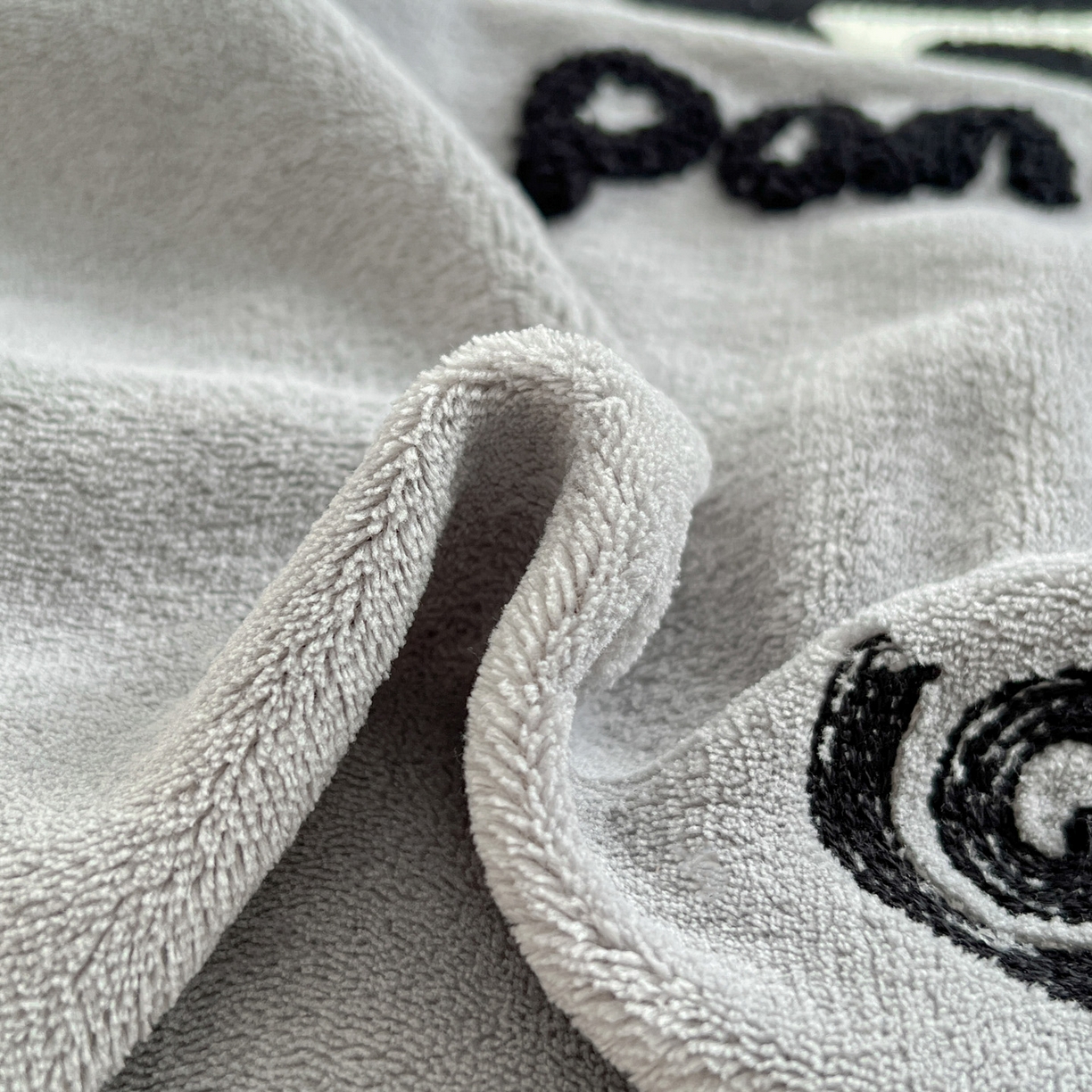 91家纺网 家纺一手货源 找家纺 典曼家纺 2025新款卡通毛巾绣四件套 胖胖熊灰