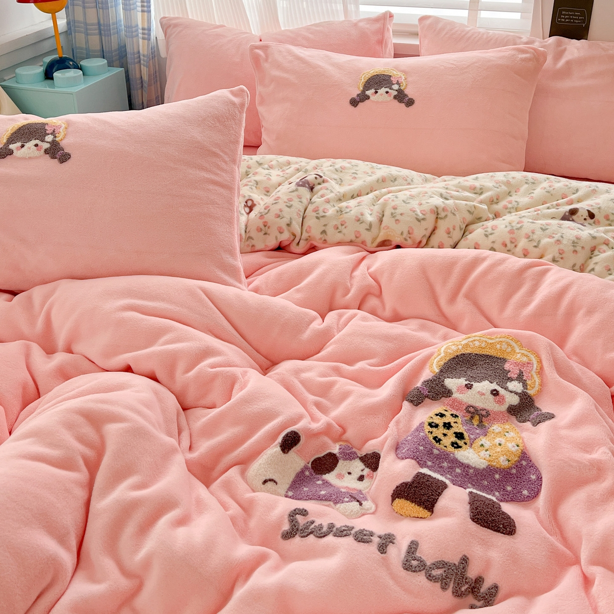 91家纺网 家纺一手货源 找家纺 典曼家纺 2025新款卡通毛巾绣四件套 花田女孩