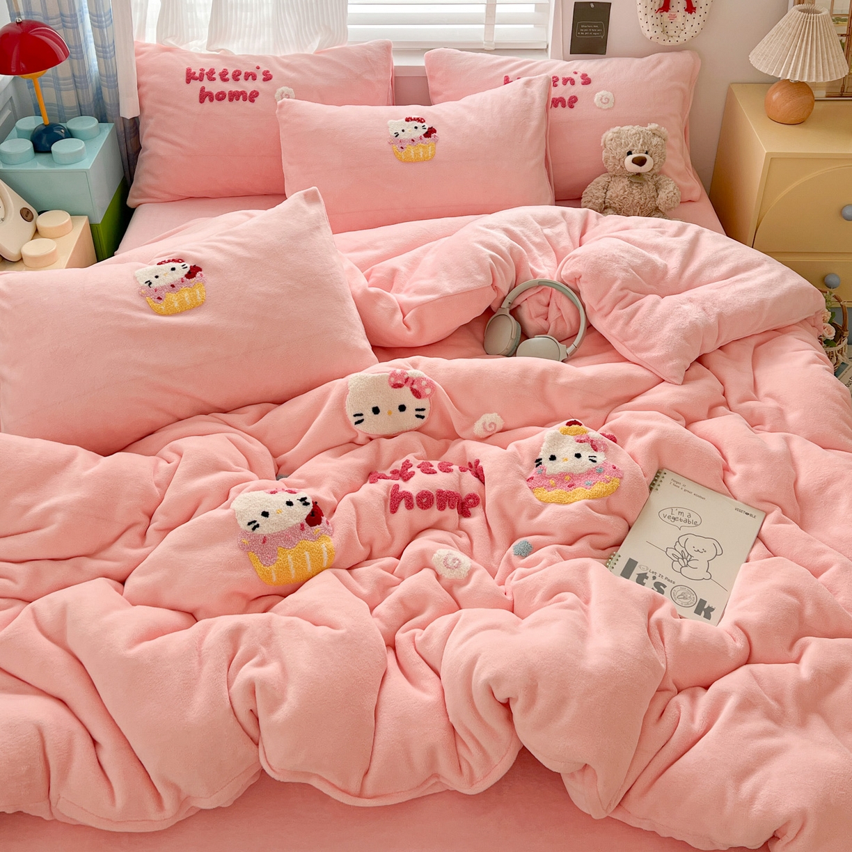 91家纺网 家纺一手货源 找家纺 典曼家纺 2025新款卡通毛巾绣四件套 KT粉