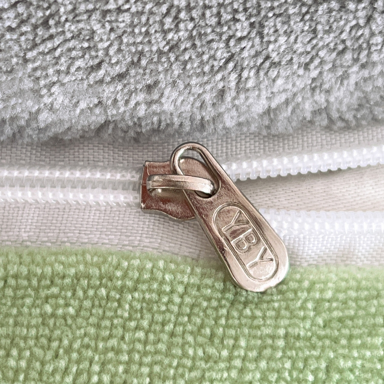 91家纺网 家纺一手货源 找家纺 典曼家纺 2025新款卡通毛巾绣四件套 胖胖熊灰