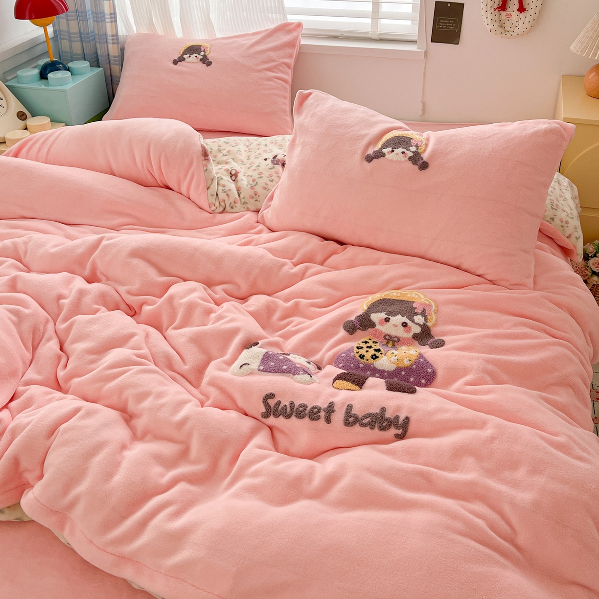 91家纺网 家纺一手货源 找家纺 典曼家纺 2025新款卡通毛巾绣四件套 花田女孩