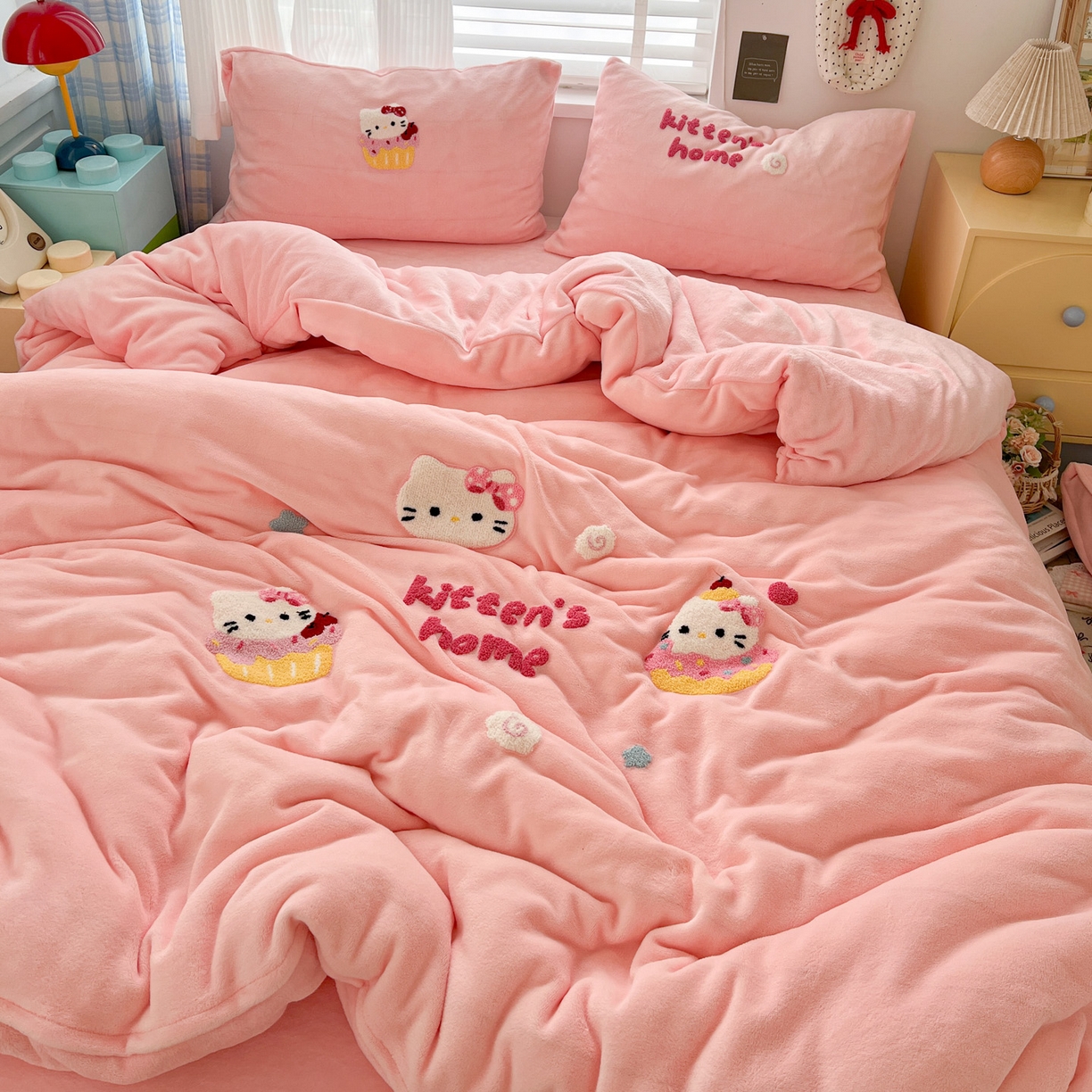 91家纺网 家纺一手货源 找家纺 典曼家纺 2025新款卡通毛巾绣四件套 KT粉