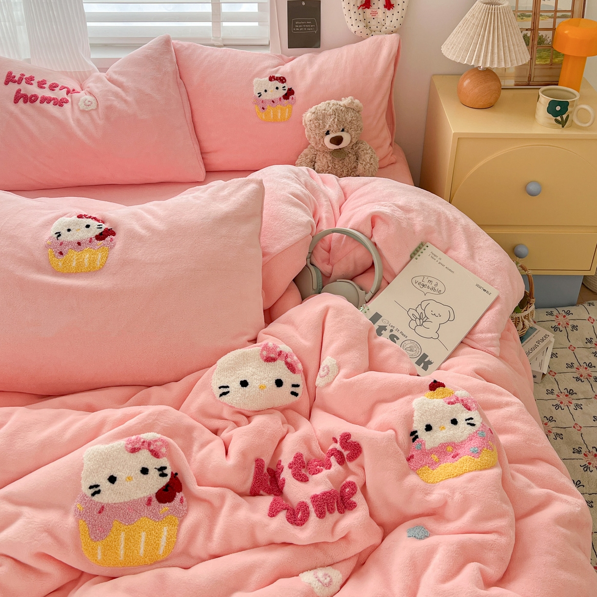 91家纺网 家纺一手货源 找家纺 典曼家纺 2025新款卡通毛巾绣四件套 KT粉